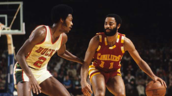 Cleveland Cavaliers guard Walt Frazier (11) against Milwaukee Bucks forward Junior Bridgeman (2)
